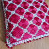 Almofada indiana quadrada bordada com pompons ao redor vermelho