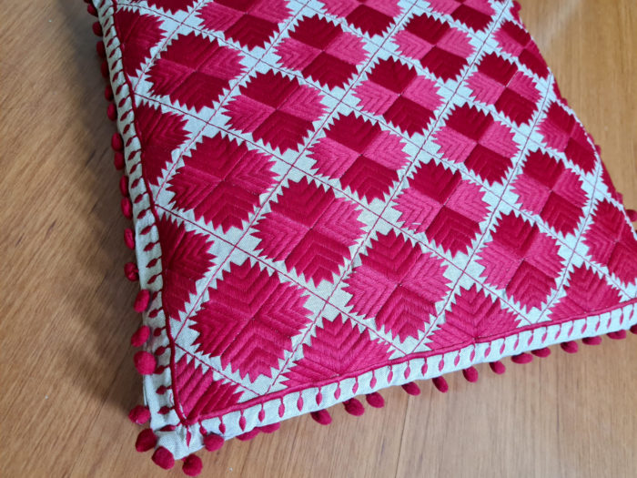 Almofada indiana quadrada bordada com pompons ao redor vermelho