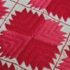 Almofada indiana quadrada bordada com pompons ao redor vermelho