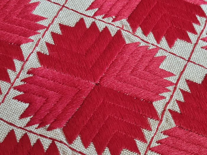 Almofada indiana quadrada bordada com pompons ao redor vermelho