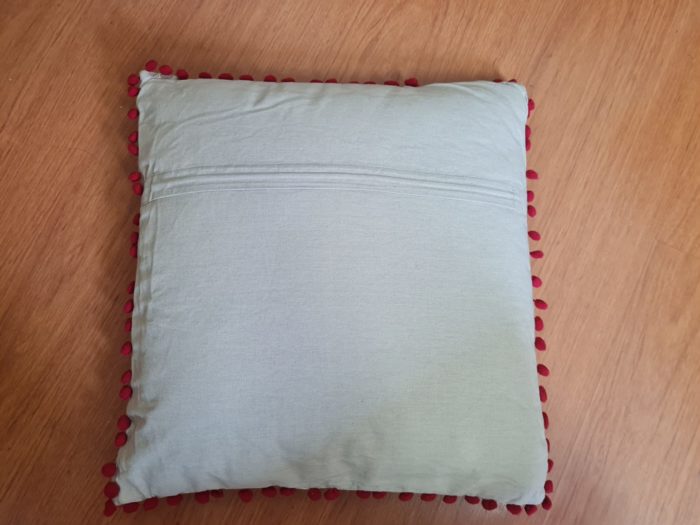 Almofada indiana quadrada bordada com pompons ao redor vermelho
