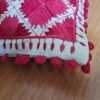 Almofada indiana quadrada bordada com pompons ao redor vermelho