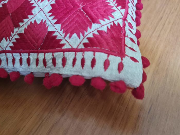 Almofada indiana quadrada bordada com pompons ao redor vermelho