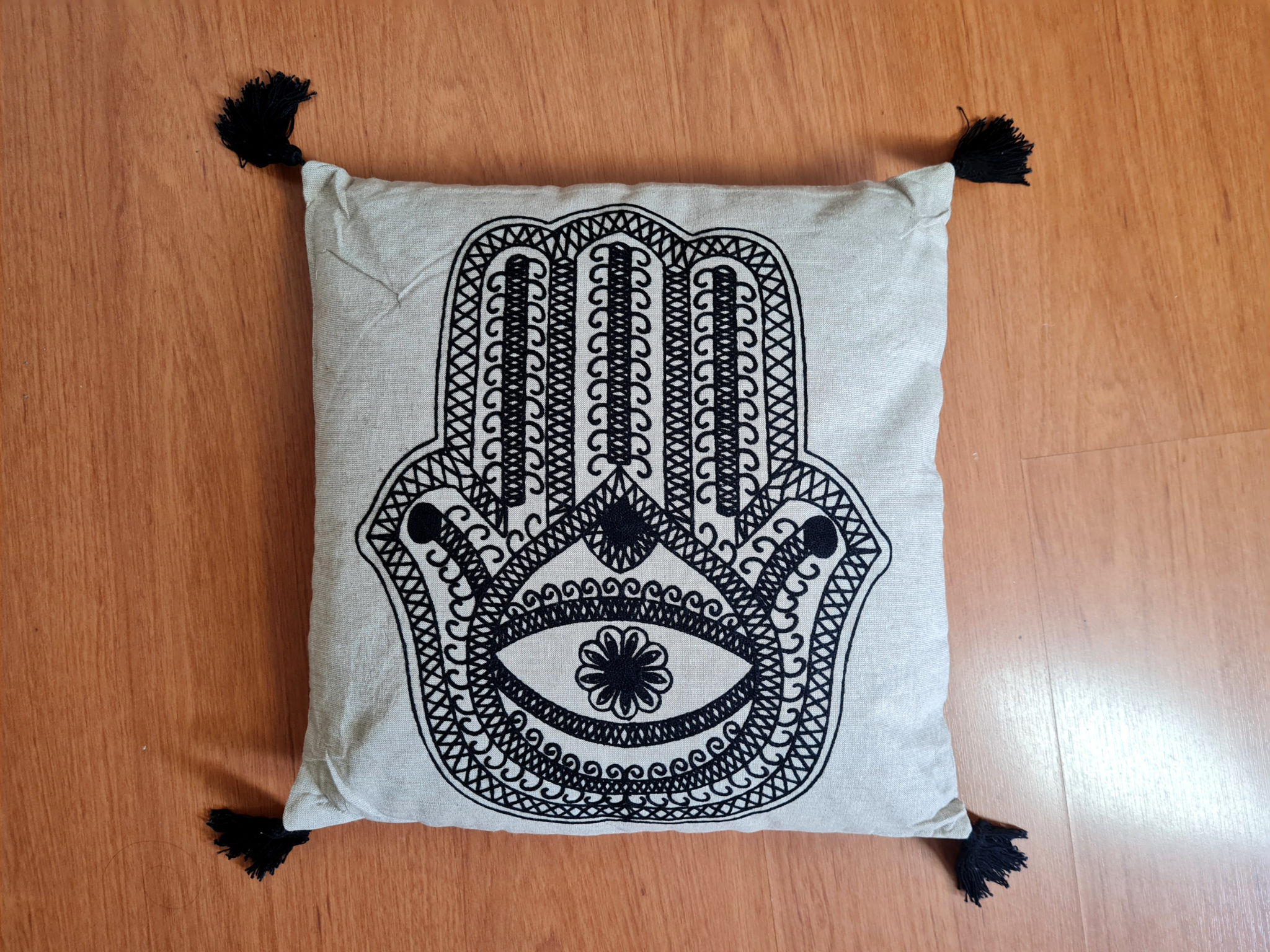 Almofada Mão de Fátima com tassel nas pontas