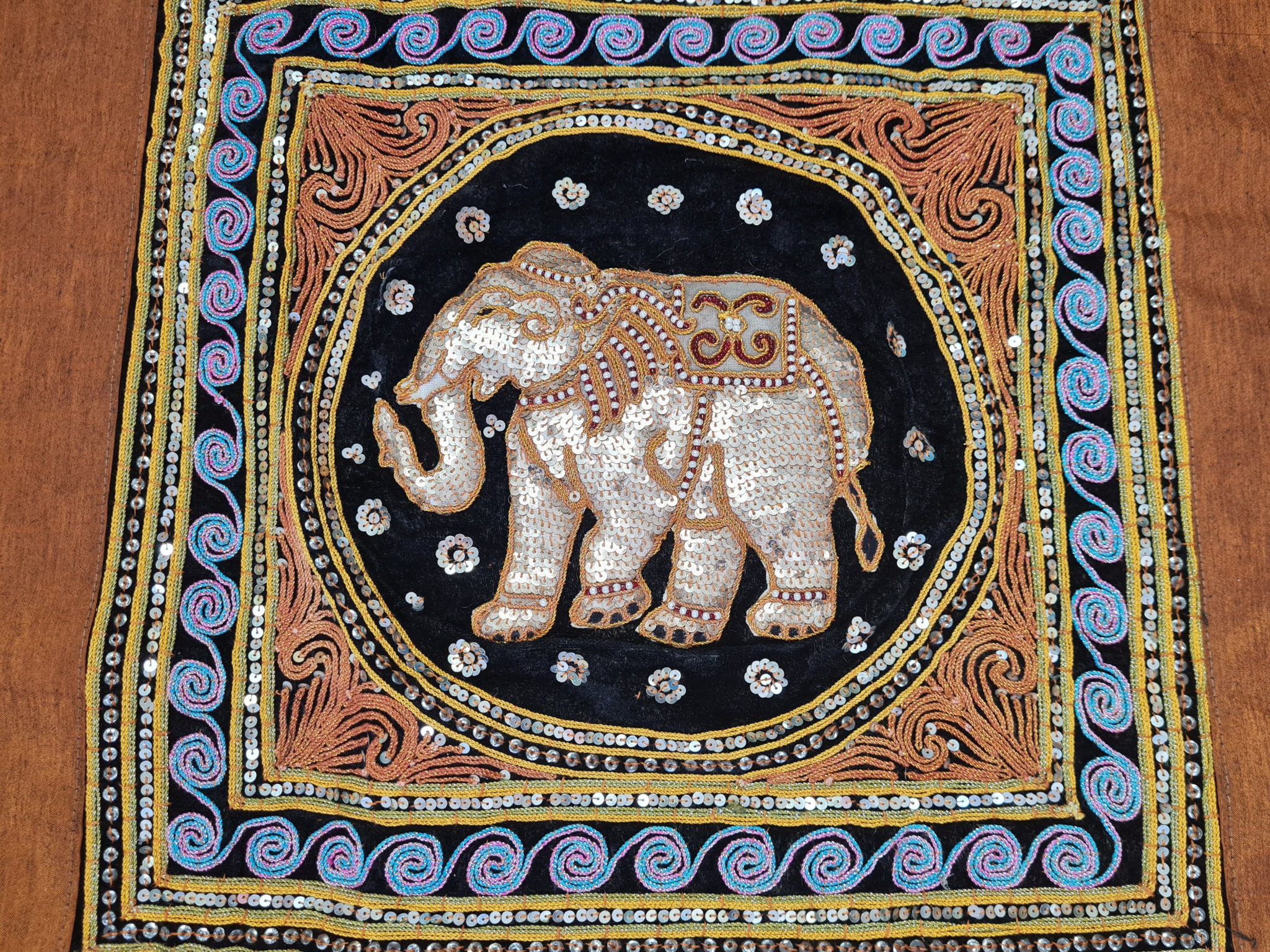 panô de elefante bordado