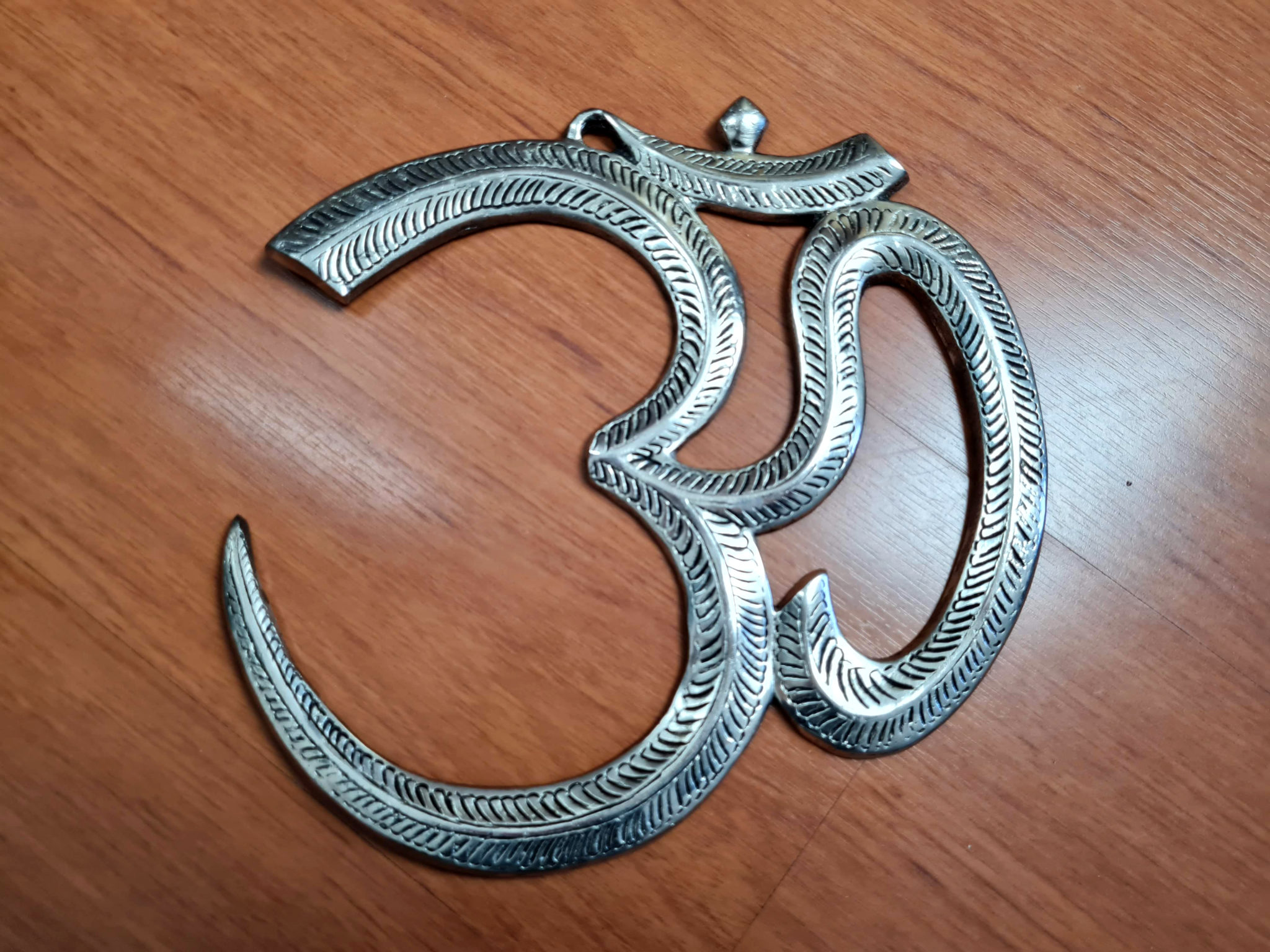 Símbolo do Aum (Om) de parede prateado 26cm