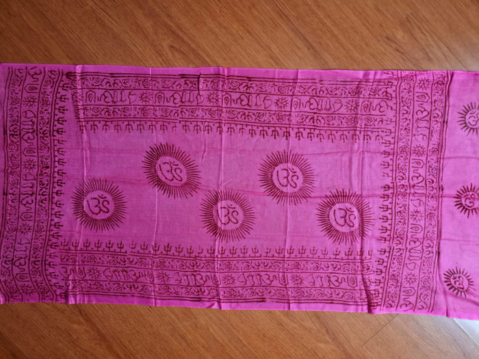 chadar indiano rosa com símbolos do Om e mantras
