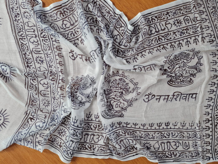 Chadar indiano (manto de oração) de Shiva Nataraja branco e preto 120cm