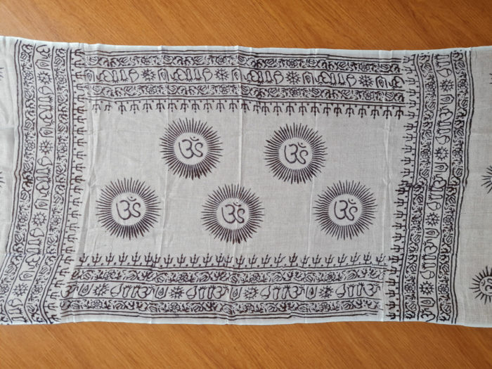 chadar indiano com símbolos do OM e mantras branco e preto