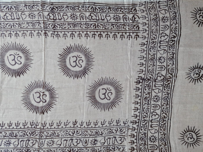 Chadar indiano (manto de oração) de OM branco e preto 120cm