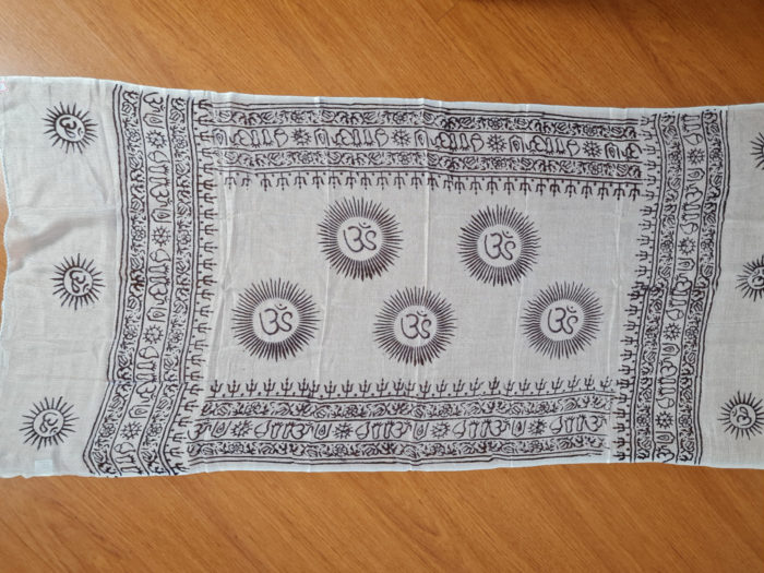 Chadar indiano (manto de oração) de OM branco e preto 120cm