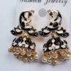 Brinco Jhumka técnica Cloisonné com design de pavão preto e creme