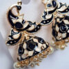 Brinco Jhumka técnica Cloisonné com design de pavão preto e creme