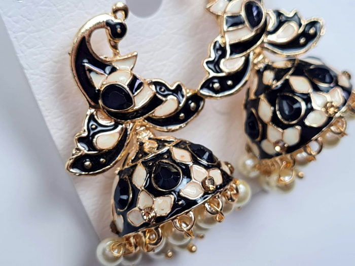 Brinco Jhumka técnica Cloisonné com design de pavão preto e creme