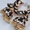 Brinco Jhumka técnica Cloisonné com design de pavão preto e creme