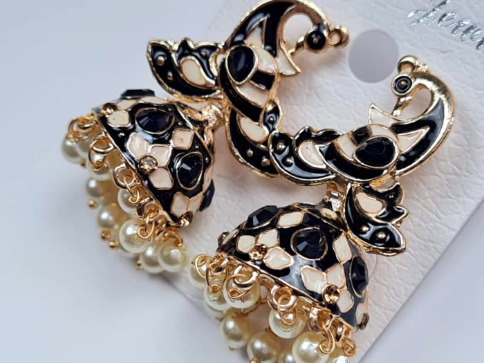 Brinco Jhumka técnica Cloisonné com design de pavão preto e creme