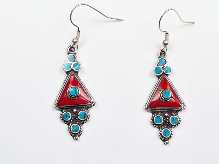 Brinco arte tibetana prateado de pedras naturais coral e turquesa