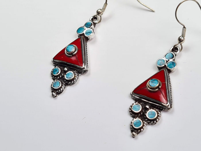 Brinco arte tibetana prateado de pedras naturais coral e turquesa