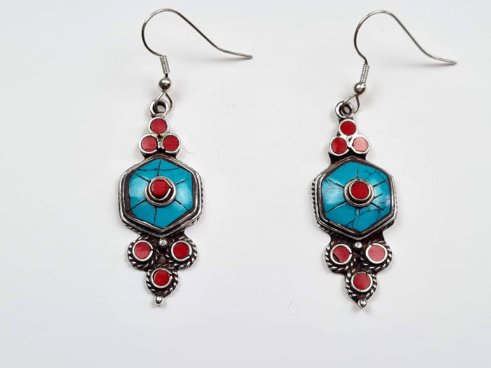 Brinco arte tibetana prateado de pedras naturais turquesa e coral