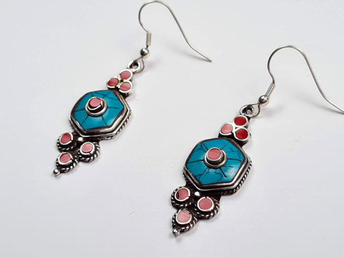 Brinco arte tibetana prateado de pedras naturais turquesa e coral