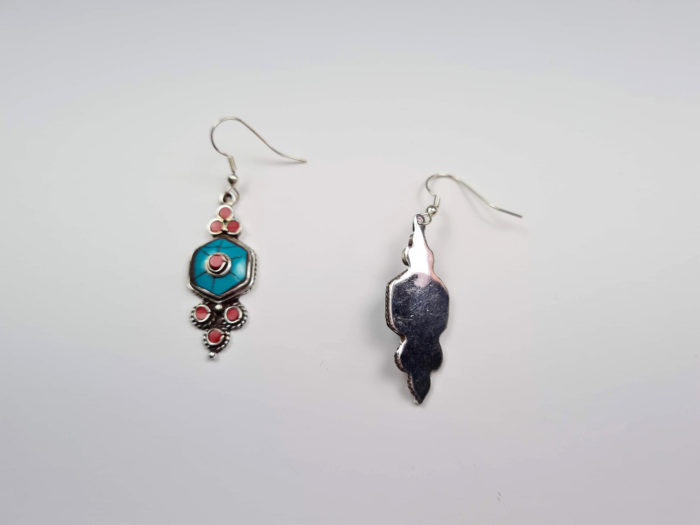 Brinco arte tibetana prateado de pedras naturais turquesa e coral