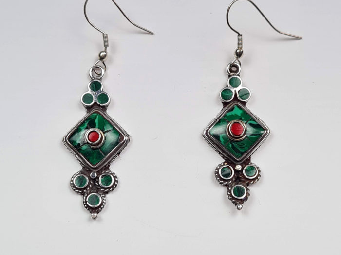 Brinco arte tibetana prateado de pedras naturais onix verde e coral