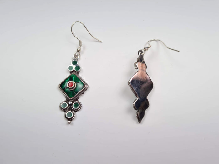 Brinco arte tibetana prateado de pedras naturais onix verde e coral
