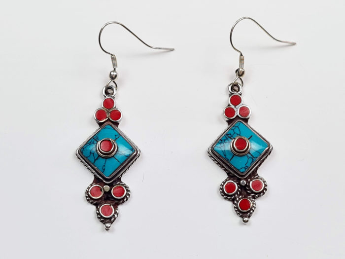 Brinco arte tibetana prateado de pedras naturais turquesa e coral
