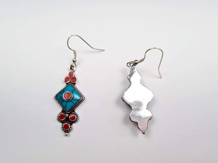 Brinco arte tibetana prateado de pedras naturais turquesa e coral