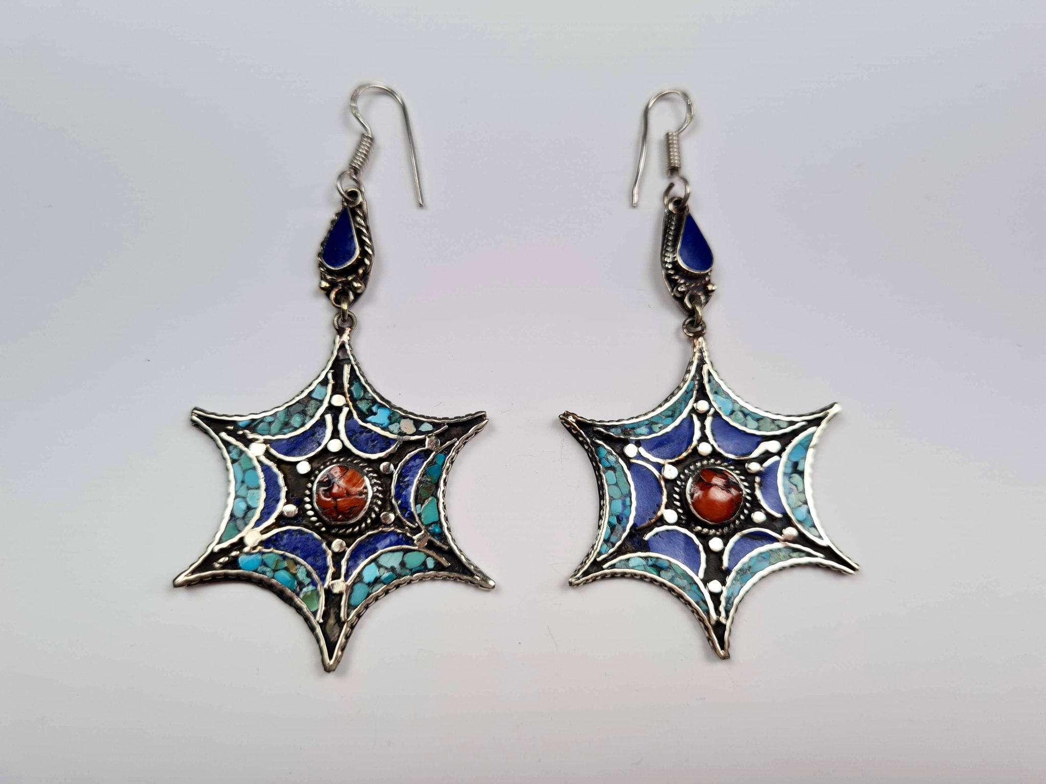 Brinco indiano mosaico de pedras longo com pendente estrelar