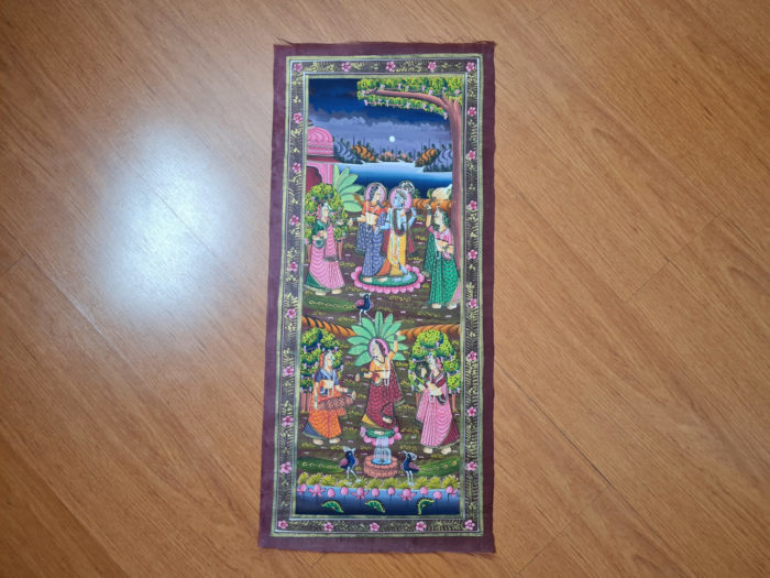 pintura indiana em seda na vertical com Krishna e Radha