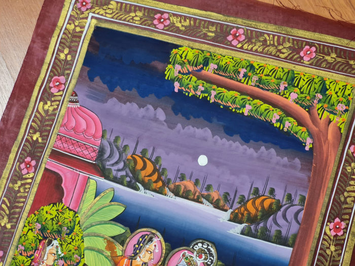 Pintura Rajasthani em seda design de cenário com Krishna e Radha na obra