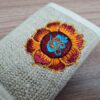 Carteira de cânhamo feito no Nepal com símbolo do OM floral laranja