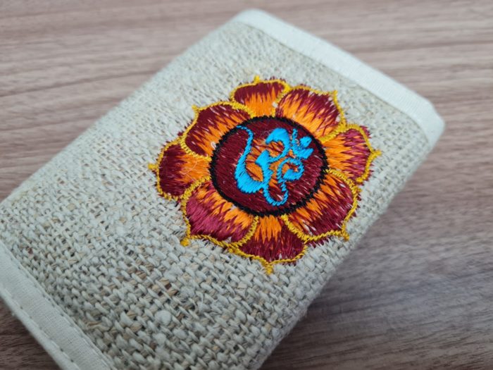 Carteira de cânhamo feito no Nepal com símbolo do OM floral laranja