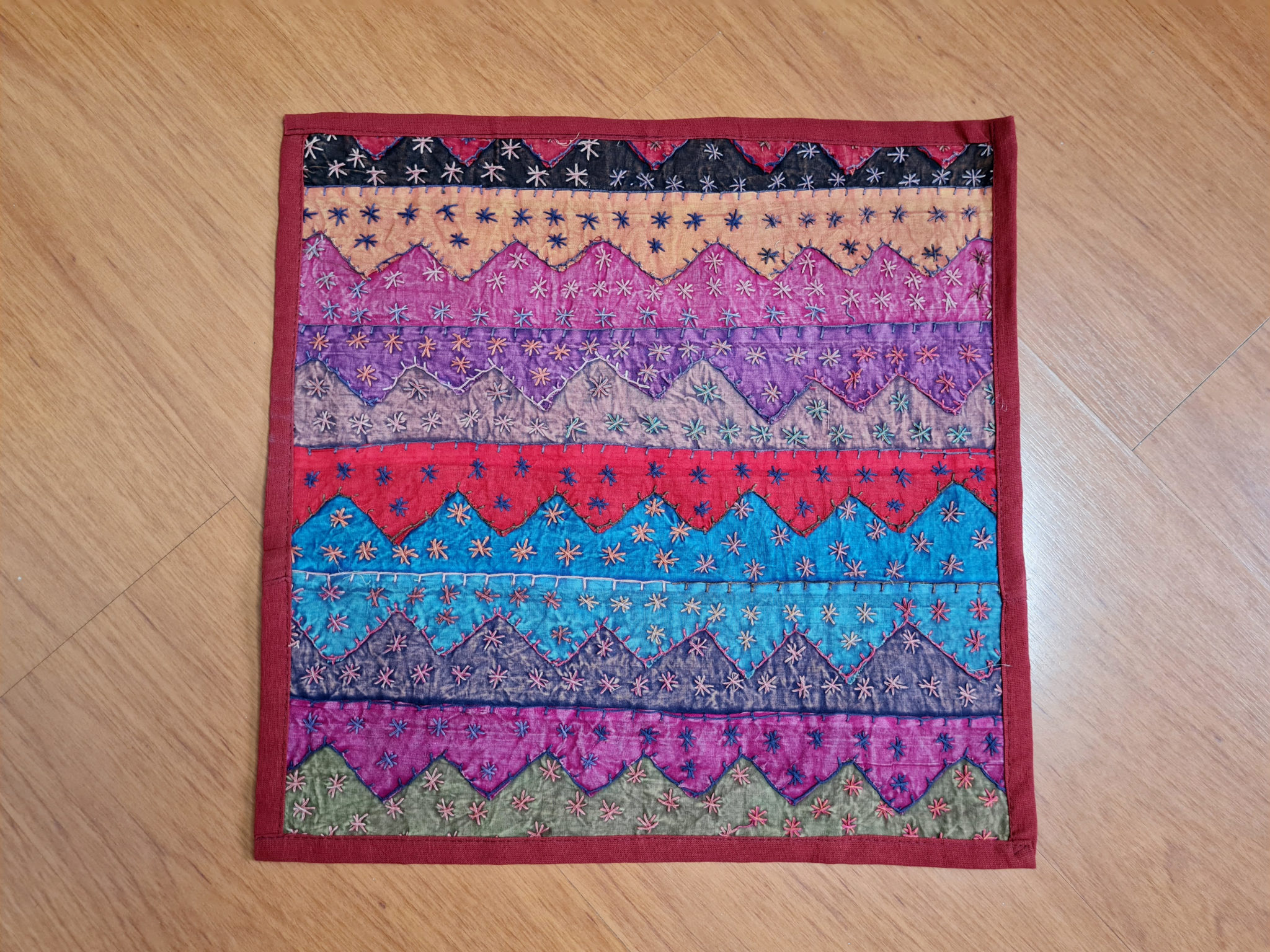 Capa de almofada indiana de algodão Zig Zag vermelho