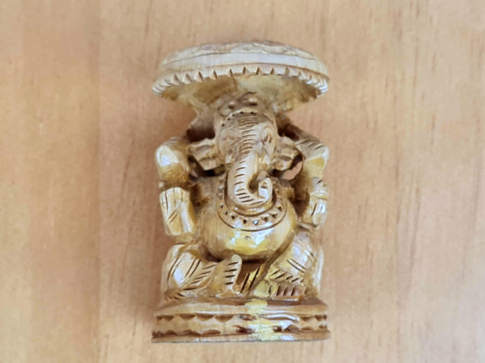 Mini estátua de Ganesha esculpida em madeira 7cm