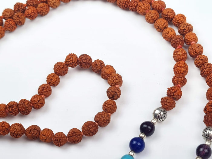 Japamala de sementes de Rudraksha 6mm com os 7 chakras tassel longo