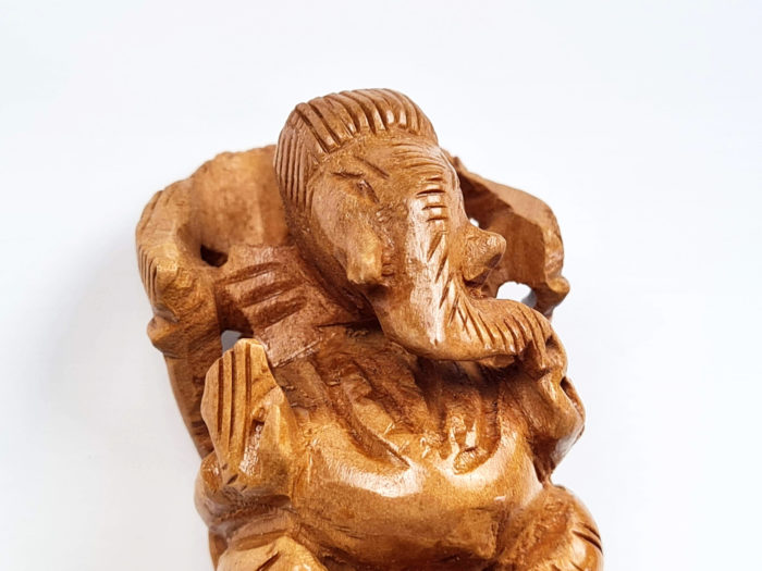 Mini estátua de Ganesha esculpida em madeira 7cm