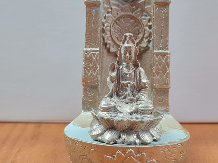 Incensário 7 chakras com Buda em resina dourado e verde claro