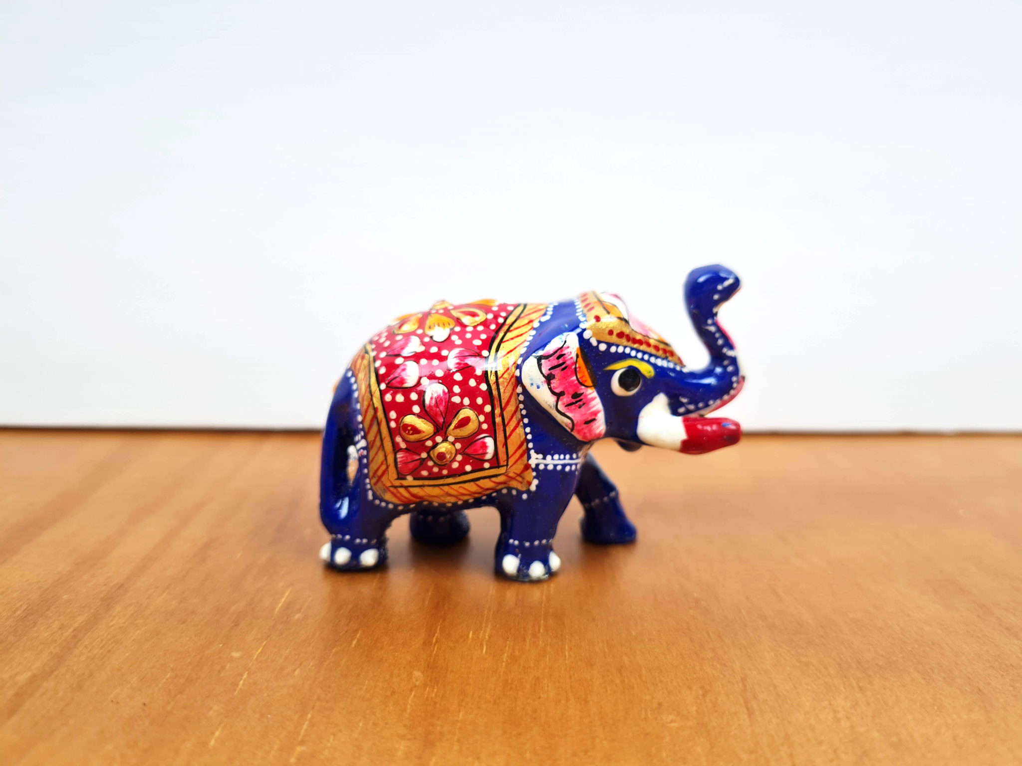 elefante decorativo fabricado na Índia com tecnica baseada na arte Cloisonné (pintura em metal)