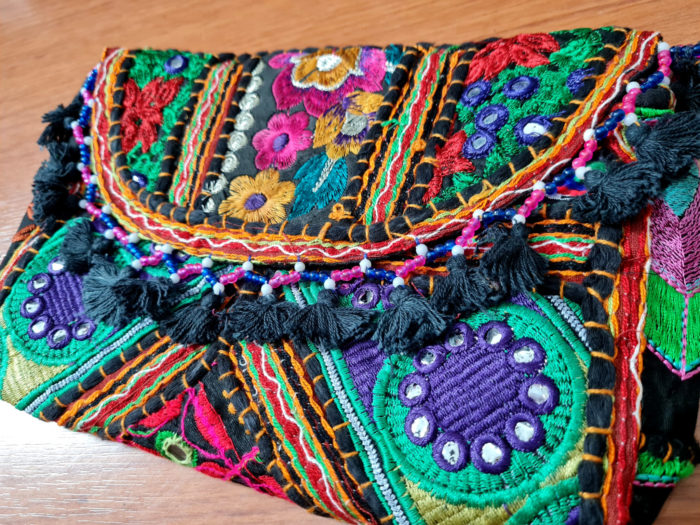 Bolsa indiana Banjara 100% bordada a mão preta e color