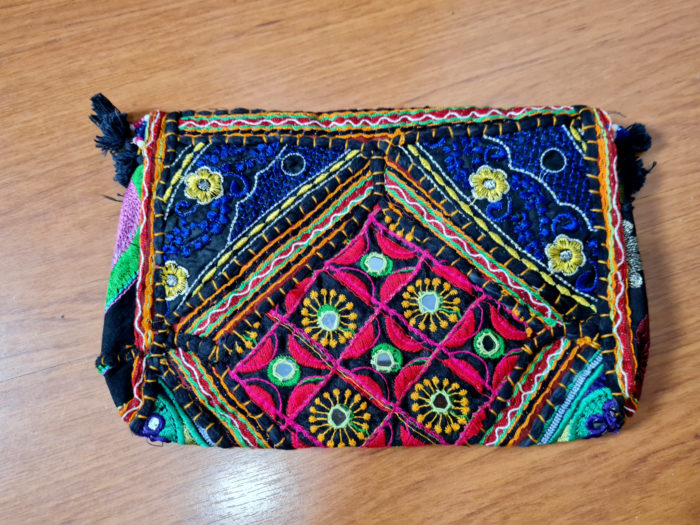 Bolsa indiana Banjara 100% bordada a mão preta e color