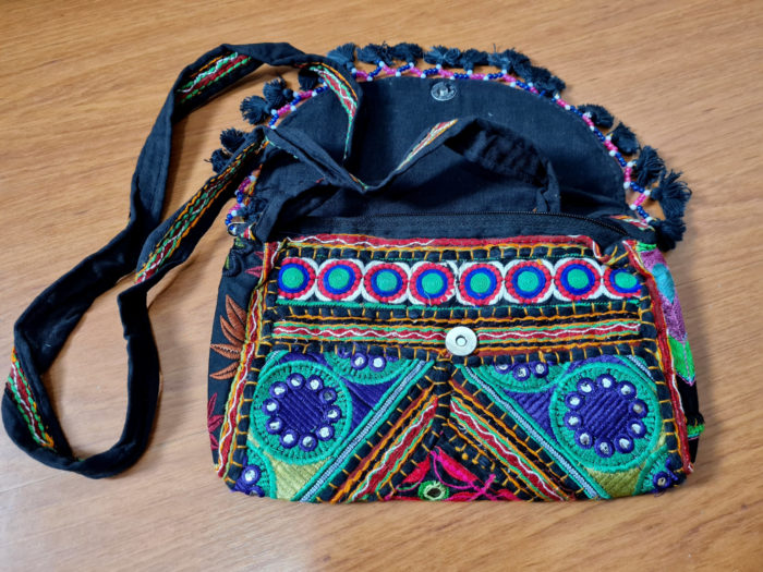 Bolsa indiana Banjara 100% bordada a mão preta e color