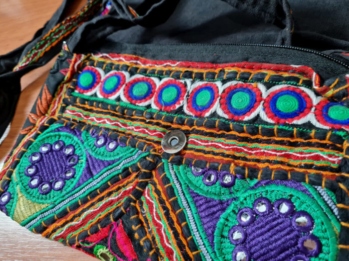 Bolsa indiana Banjara 100% bordada a mão preta e color