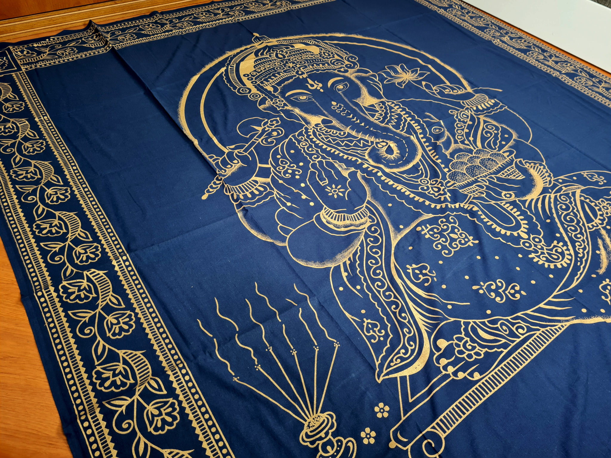 Colcha de Ganesha em algodão azul e dourado 2,30m