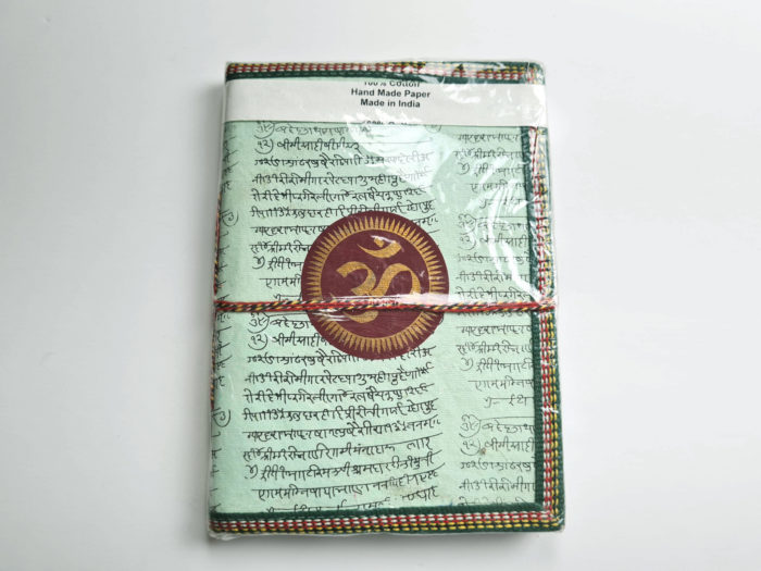 caderno indiano artesanal com estampa de OM e mantras