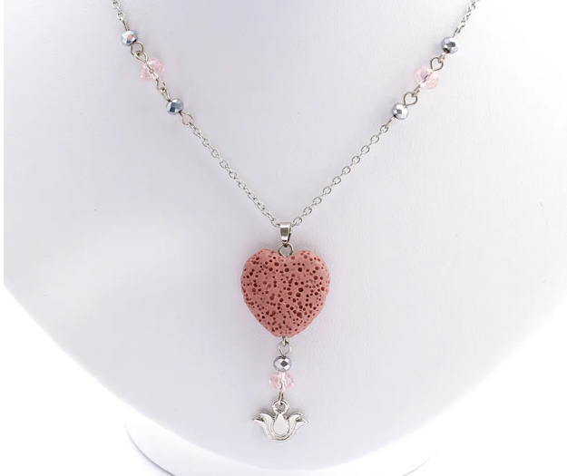 Colar Difusor Pedra Vulcânica Coração Rosa Flor-de-Lis Cristais Pequeno