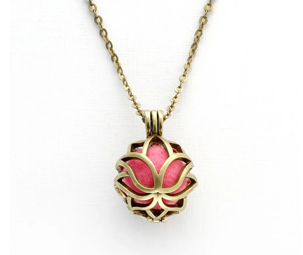 Colar Difusor Vazado Flor de Lis Ouro Velho