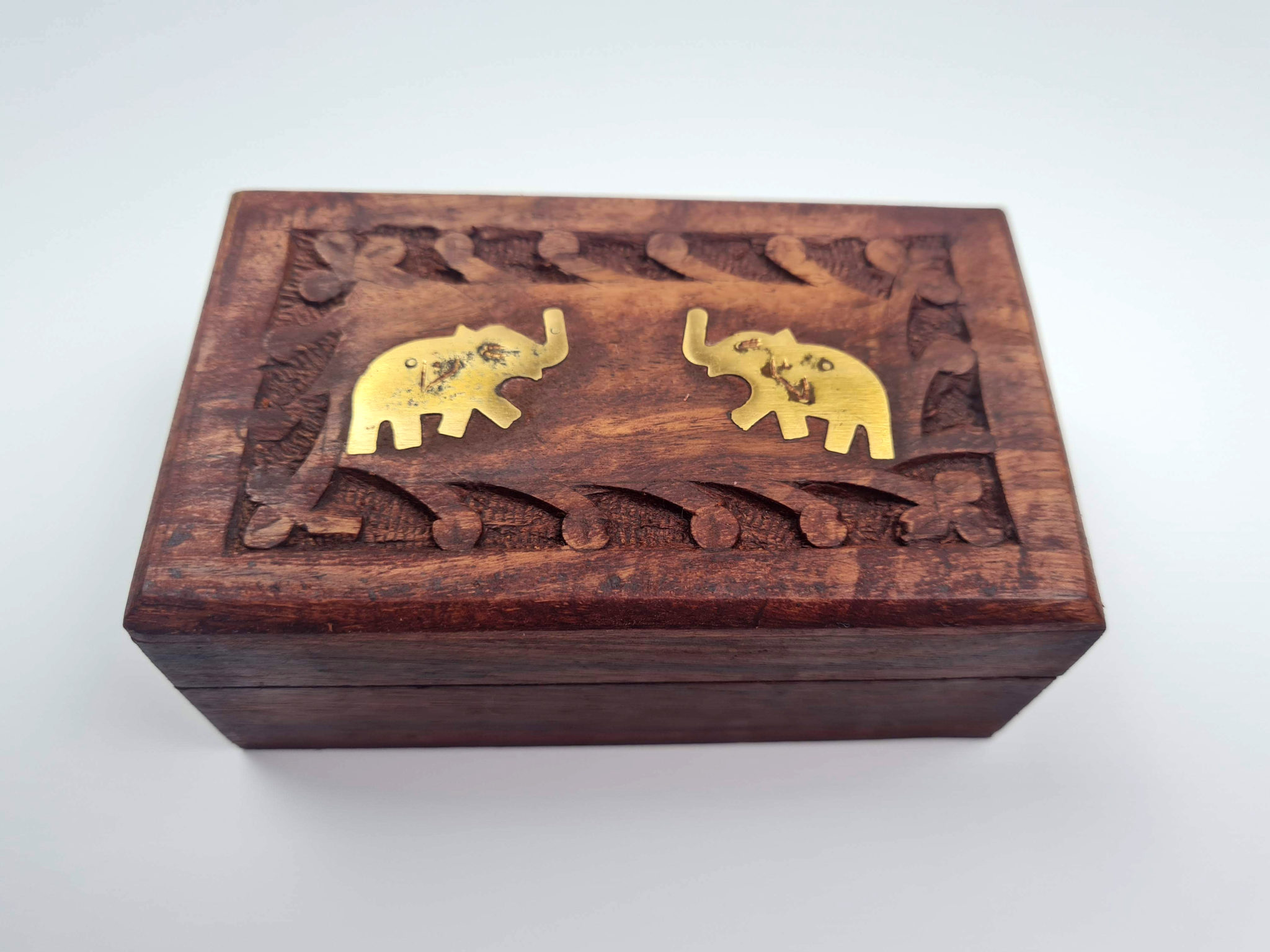 Caixa indiana de madeira marchetada em floral, com embutimento de detalhe em bronze, de elefante