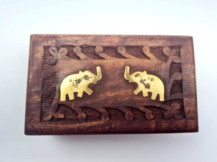 Caixa indiana de madeira marchetada de elefante detalhe em bronze IV